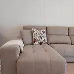 Bright And Spacious With Patio And Bbq